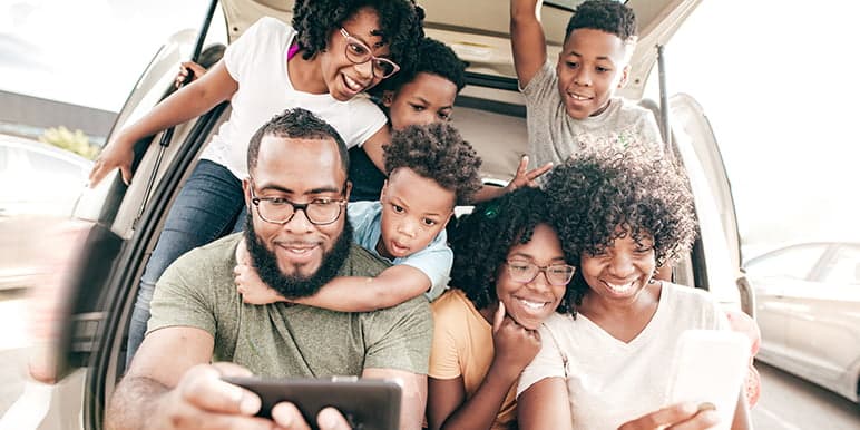 A family of 7 sitting in the boot of their SUV awaiting help from the responder as they used the Safety Alert feature that is free of charge for Momentum Insure policyholders.